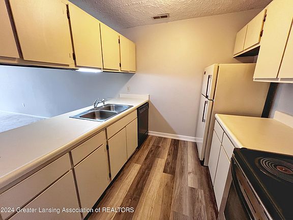 4th image of 1571 W Pond Dr #21