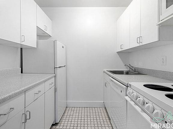 5th image of 132 E 45th St APT 6D