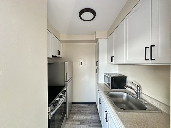 2nd image of 1400 W Chicago Ave #208