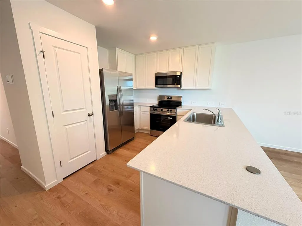 3 bed, 2.0 bath, 1424 sqft, $2,150 — Photo 3