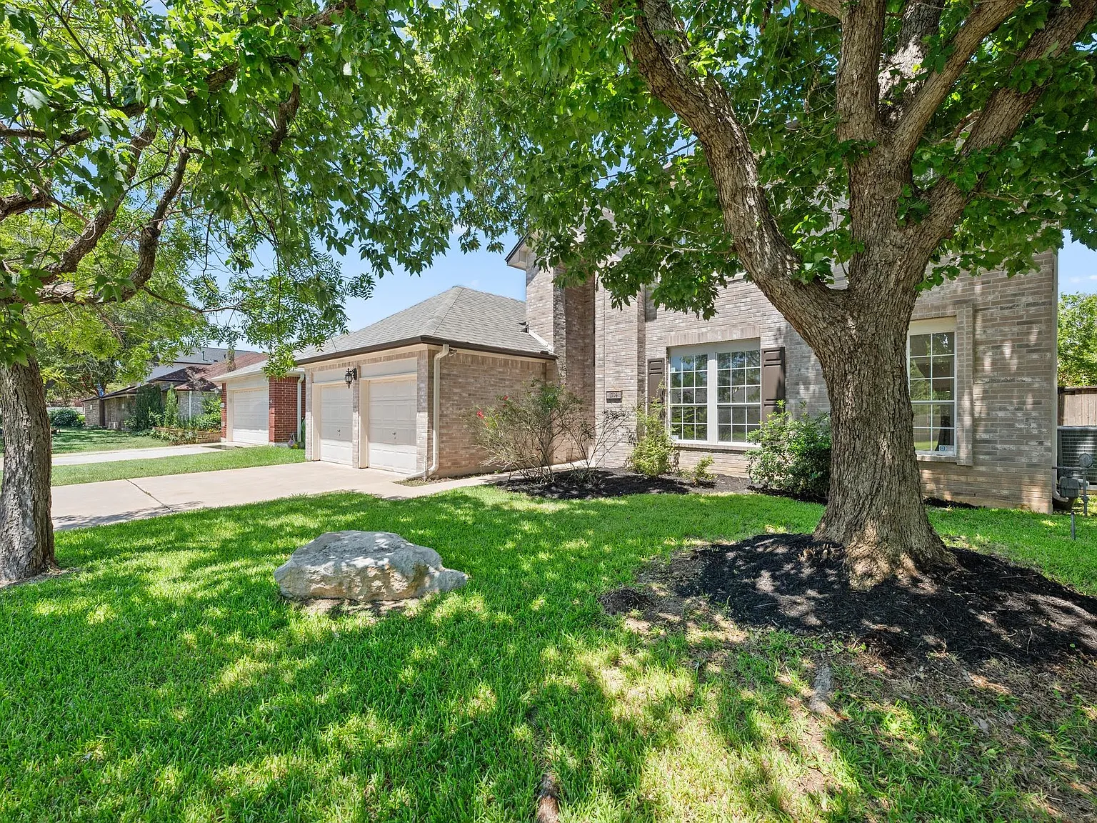 4 bed, 2.5 bath, 2684 sqft, $2,995 — Photo 2