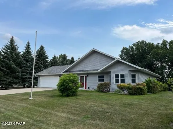 509 Bjornson Dr, Cavalier, ND 58220