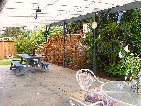Ssecond lawn area off patio, room for two seating areas!