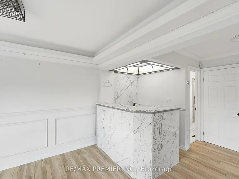 21 Avon Cres #MIDDLE LOWER — Photo 9