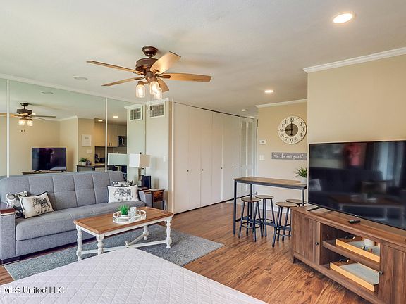 5th image of 114 Lakeside Villa #B