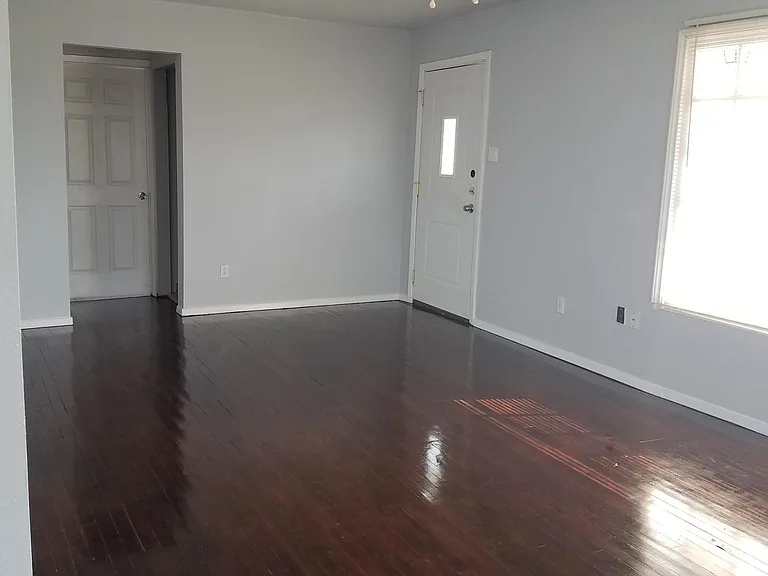 420 W Crockett St — Photo 3