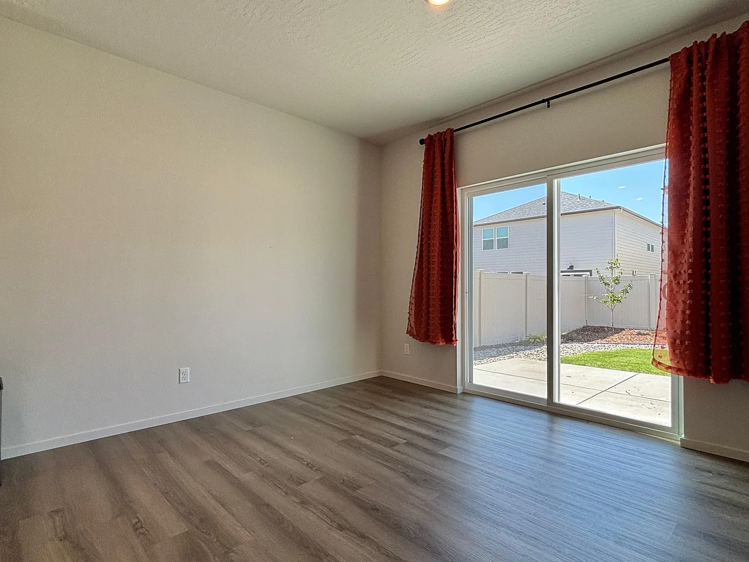 4 bed, 2.5 bath, 1907 sqft, $2,800 — Photo 4