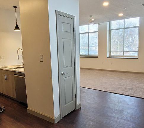 5th image of 201 E Jefferson St #216