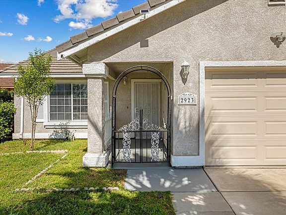 3rd image of 2923 Fairbury Ln