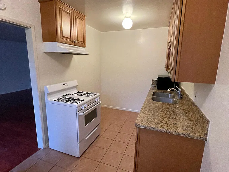 361 Waldo Ave #8 — Photo 6