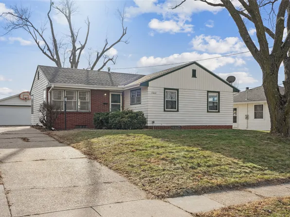 7302 Beechwood Dr, Urbandale, IA 50322