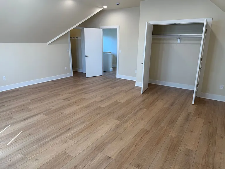 815 E Locust St — Photo 20