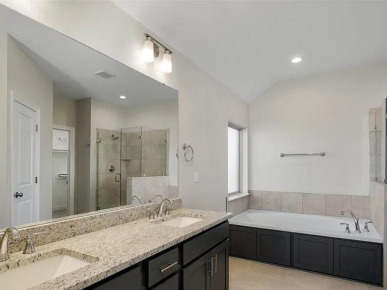 555 Brunswick Gdns — Photo 5