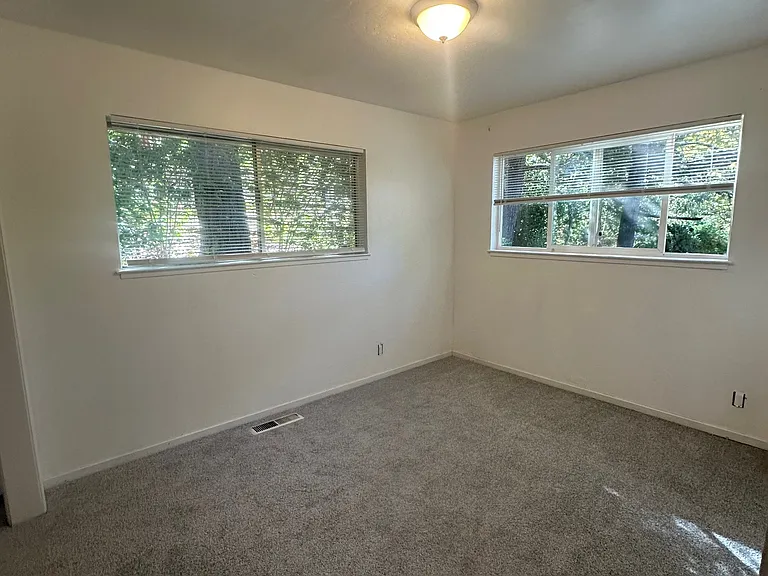 235 Meadow Dr — Photo 7