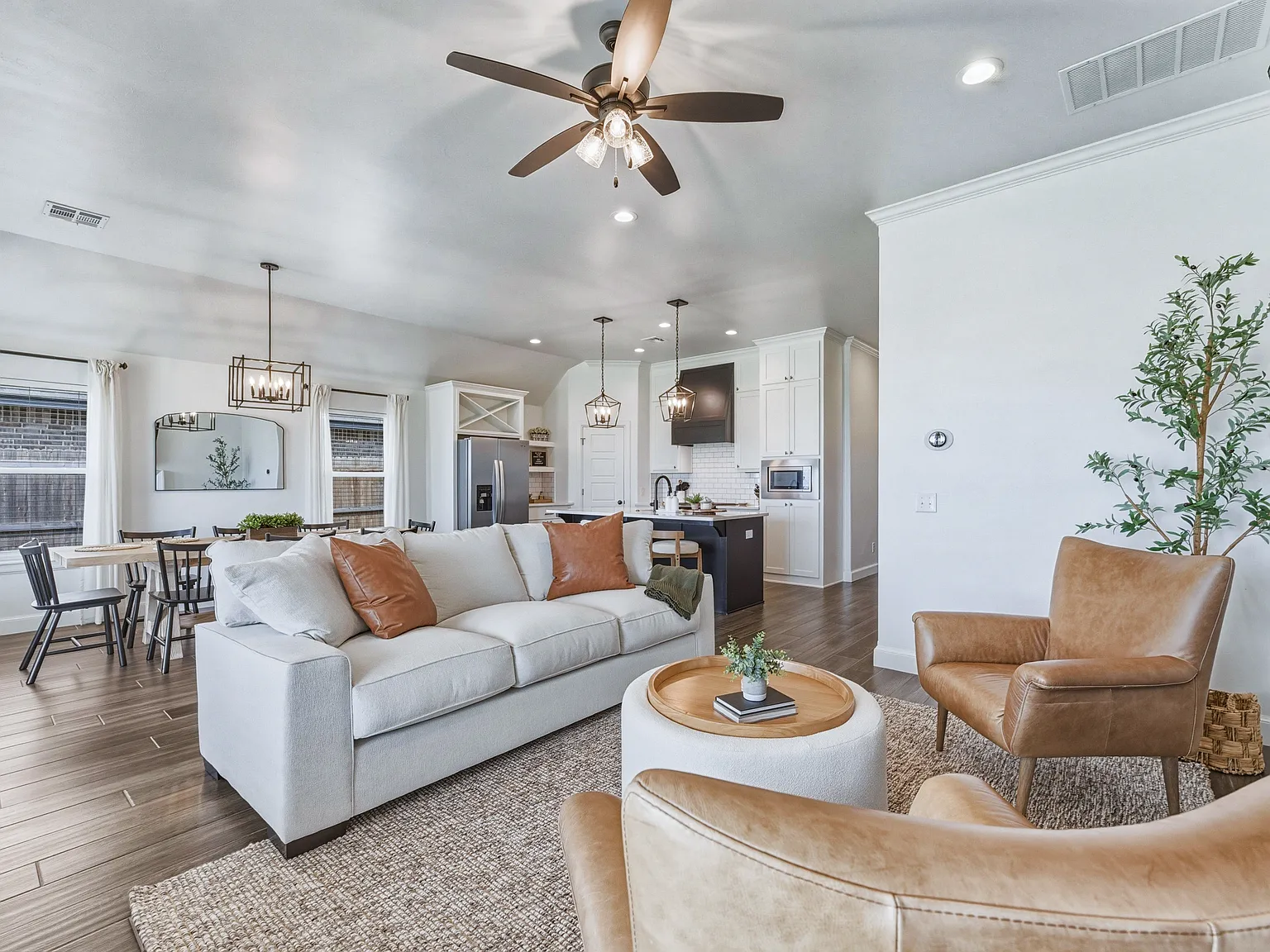 4 bed, 2.5 bath, 2055 sqft, $4,500 — Photo 4