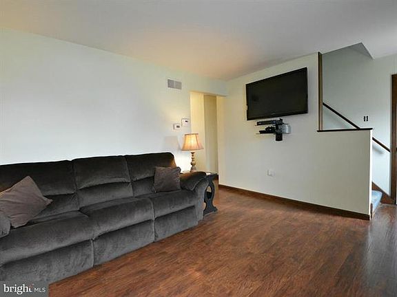 4th image of 13 Hillcrest Dr