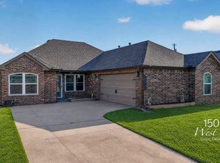 1506 W 11th St, Grove, OK 74344