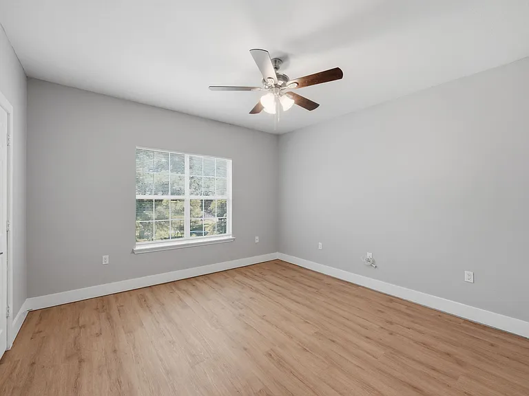 Elora Place Apartments — Photo 18