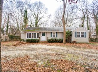 90 Elsmere Ave, Oakdale, NY 11769