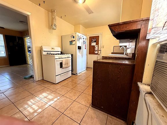 5th image of 5902 Leon St
