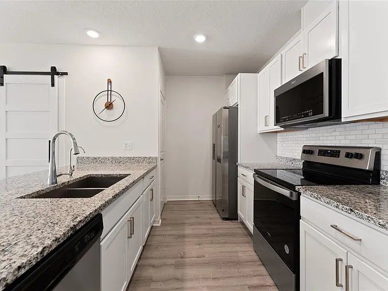 697 Stoney Point Cir — Photo 5