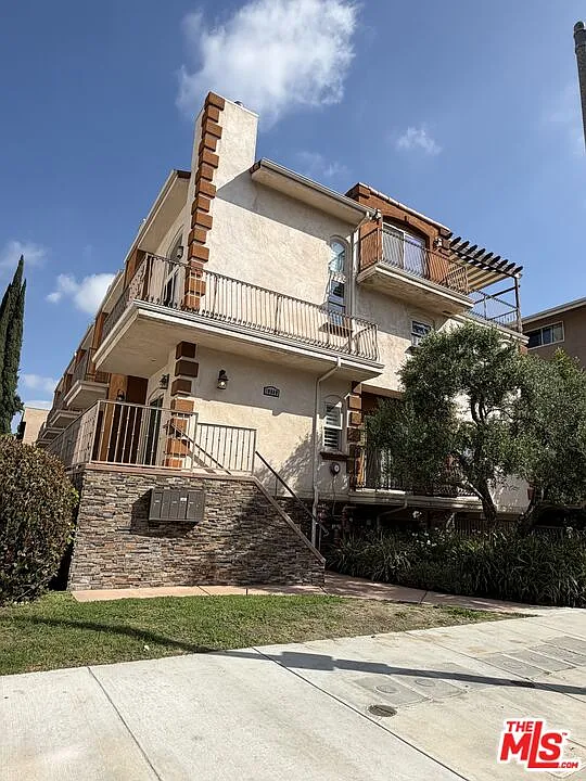 3 bed, 3.0 bath, $4,200 — Photo 1