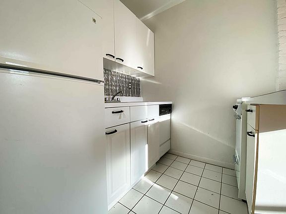 3rd image of 113 W 82nd St #4FK