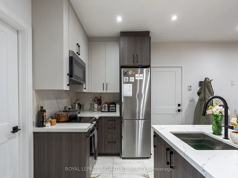 2090 Dundas St W #1A — Photo 7