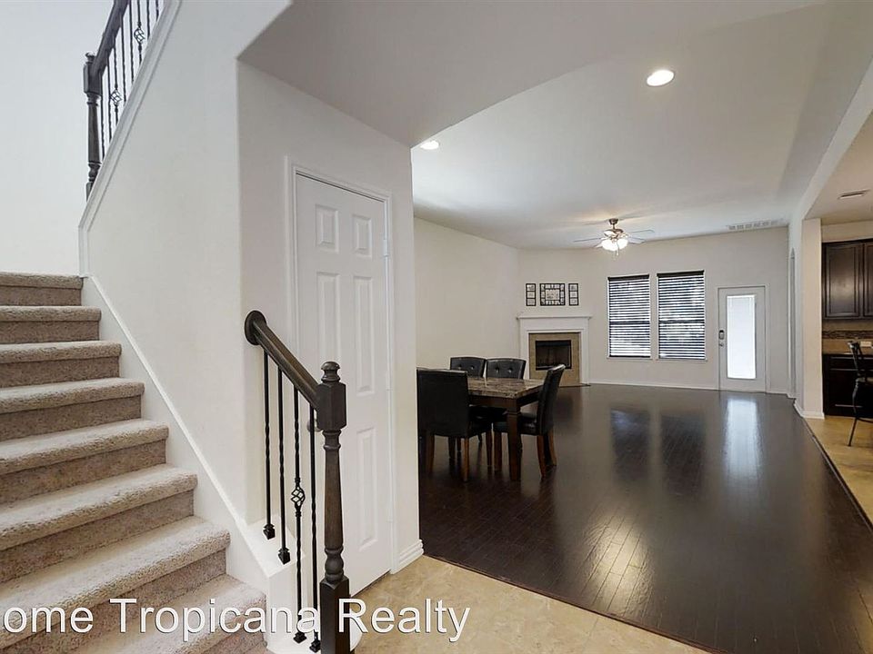 1st image of 800 Green Meadow Dr