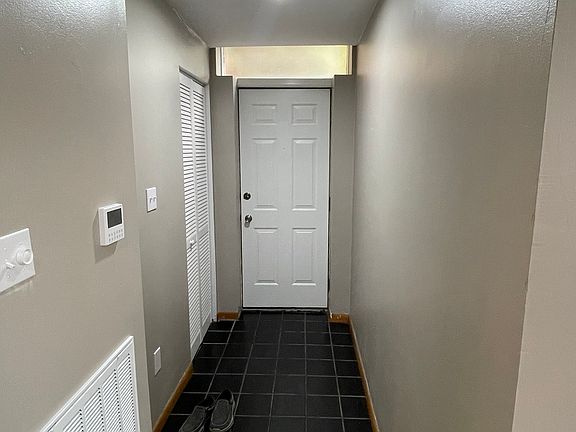 Entry hall w/ washing machine in closet