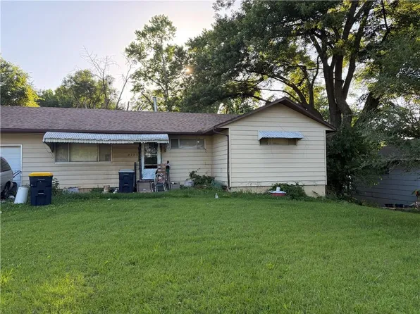 8720 Longview Ct, Kansas City, MO 64134