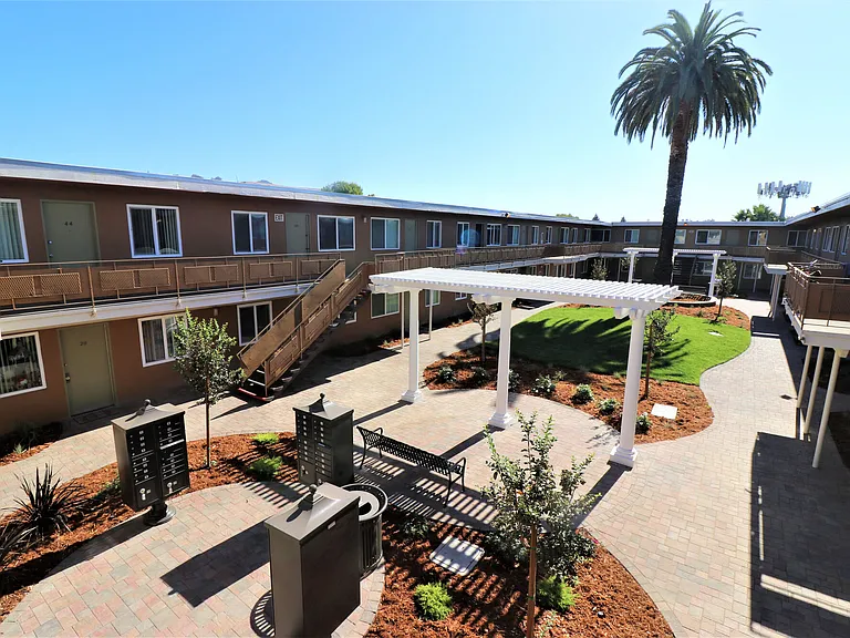 Coral Gardens Apartments — Photo 30