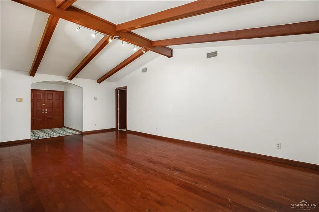 3 bed, 3.0 bath, 1618 sqft, $1,950 — Photo 2
