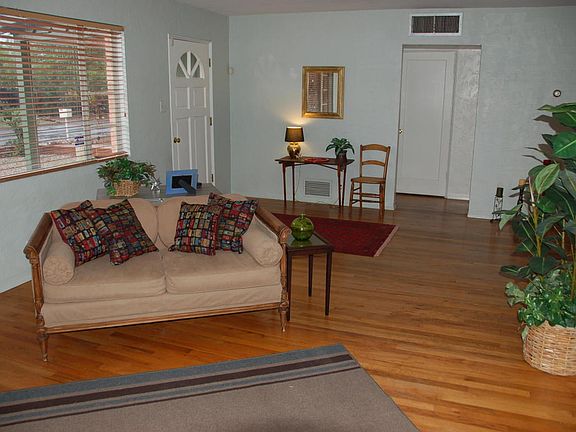 3rd image of 2914 E Waverly St