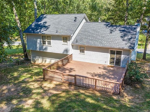 3rd image of 405 Walnut Dr