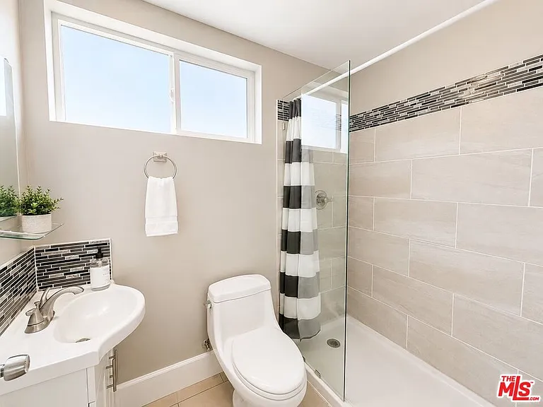 1212 W 37th Dr #2 — Photo 15