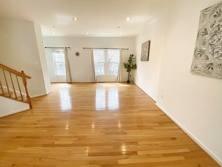 710 Market St E — Photo 7