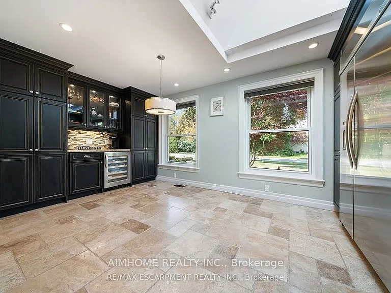 1300 Braeside Dr — Photo 2