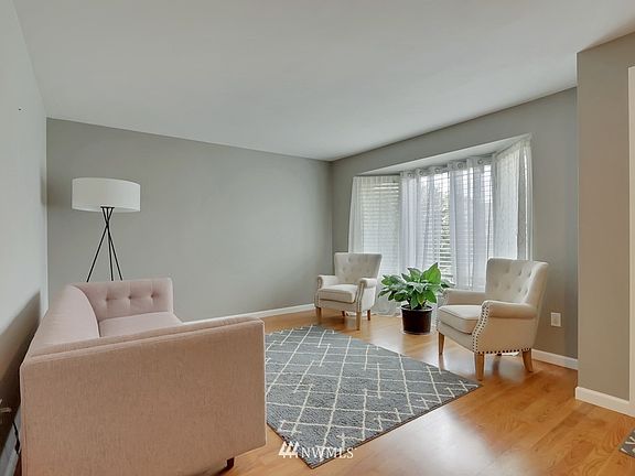 Living Room>