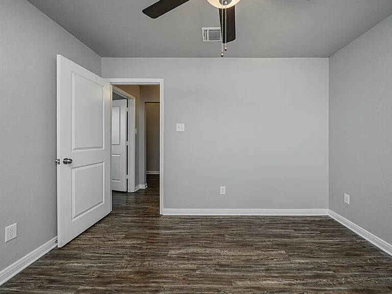 1362 Kingsgate Dr — Photo 6