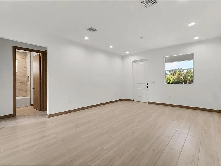 405 Sunset Rd N — Photo 16