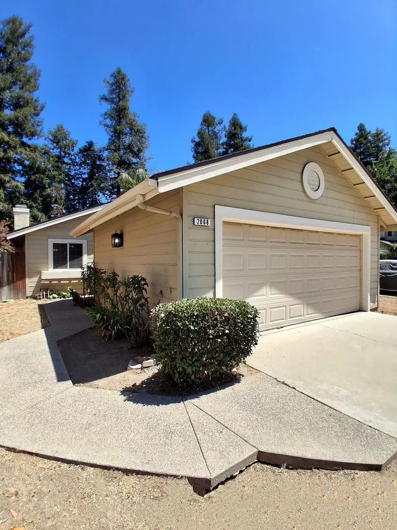 Special: Half Off First Month's Rent! Single Level 3 Br Home W/ 2-Car Garage & Backyard! — Photo 1