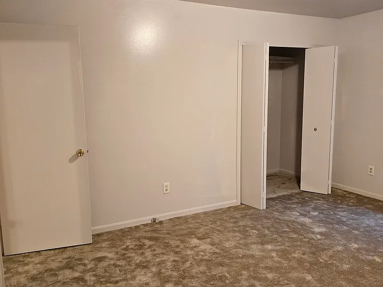 11921 Belmont Ave — Photo 10
