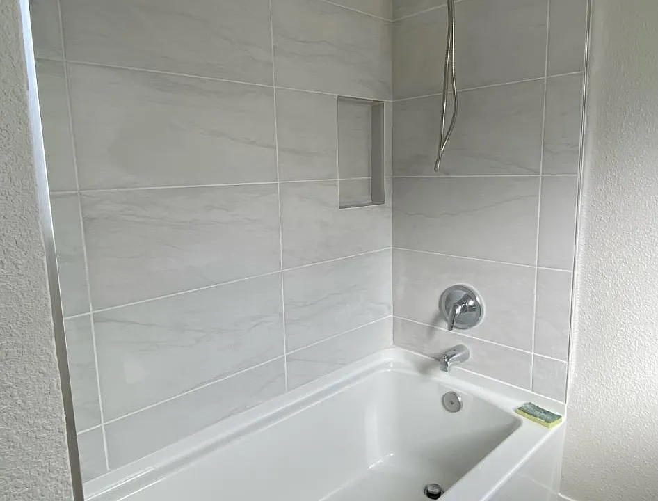 bathrrom tub