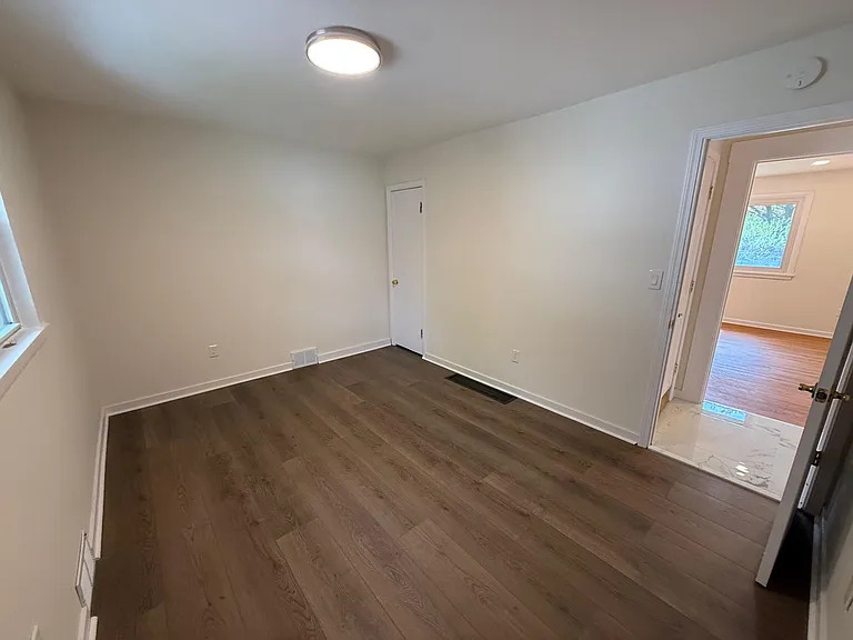319 Barrington Rd — Photo 16