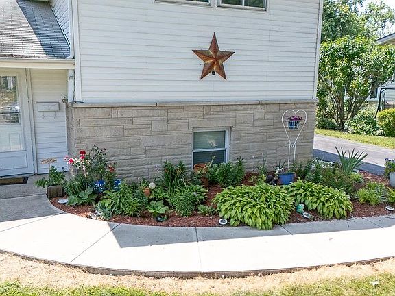 5th image of 810 N Knight Cir