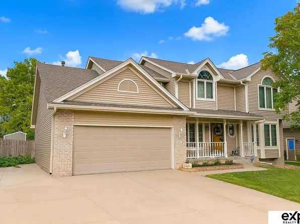 1010 Hogan Dr, Papillion, NE 68046