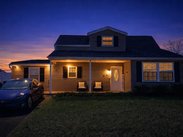 37 River Ln, Levittown, PA 19055