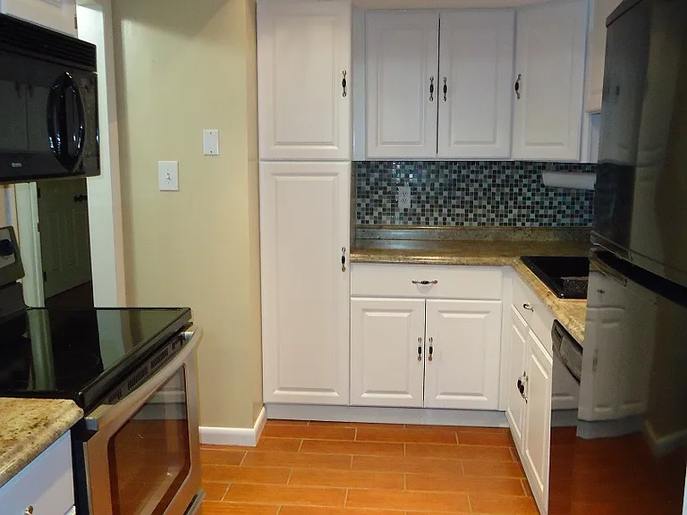 110 Manhattan Ct — Photo 4
