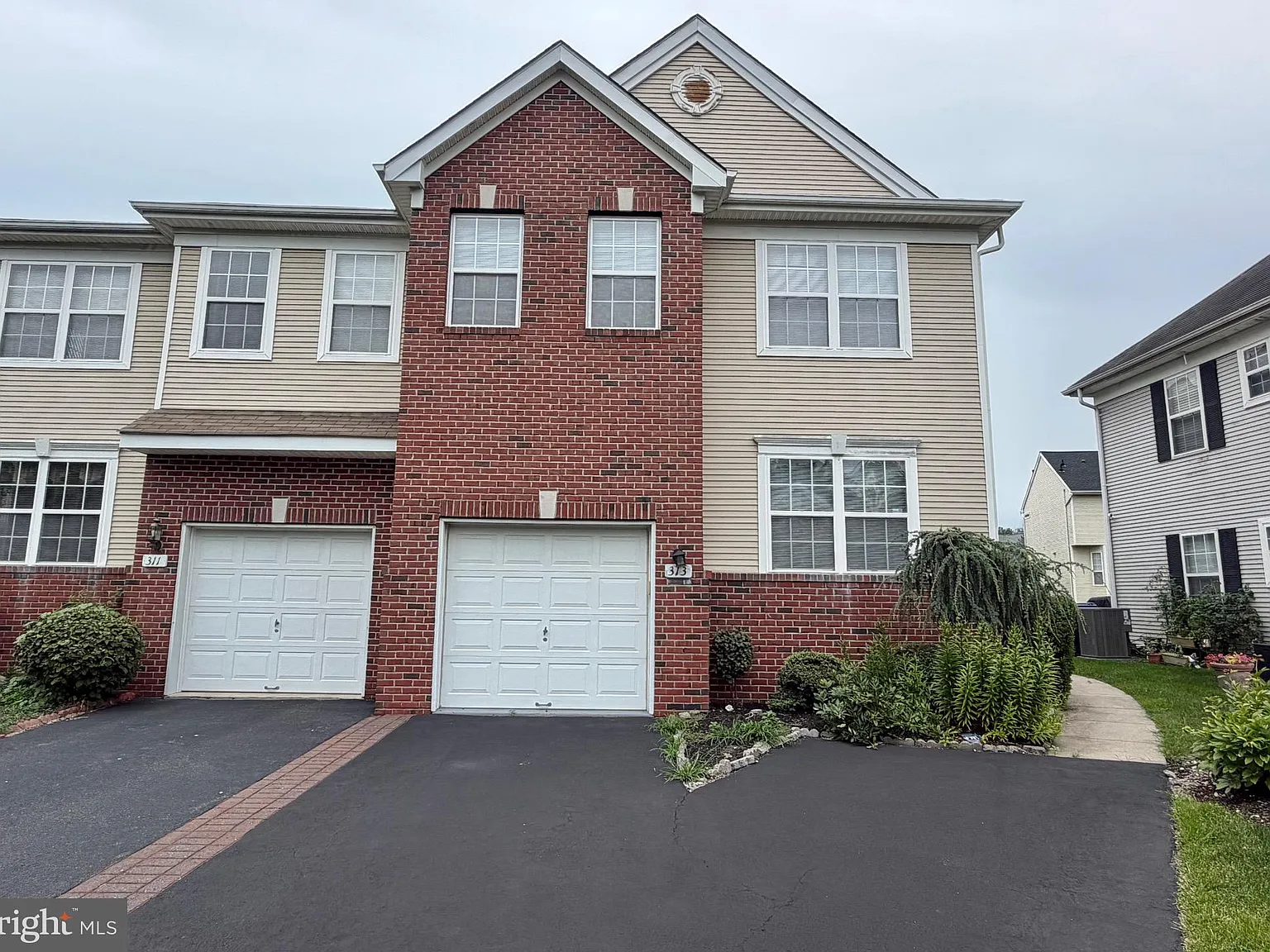 3 bed, 2.5 bath, 1979 sqft, $3,600 — Photo 2